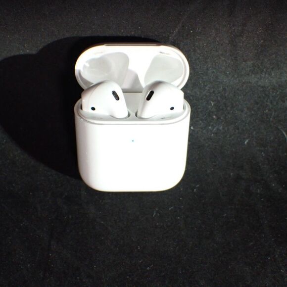 Apple AirPods A2031 Wireless Bluetooth Earbuds White with Charging Case - Picture 6 of 9
